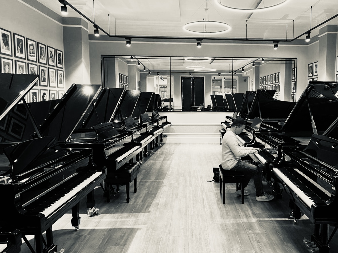 Zacharias Yeranis playing a grand piano.